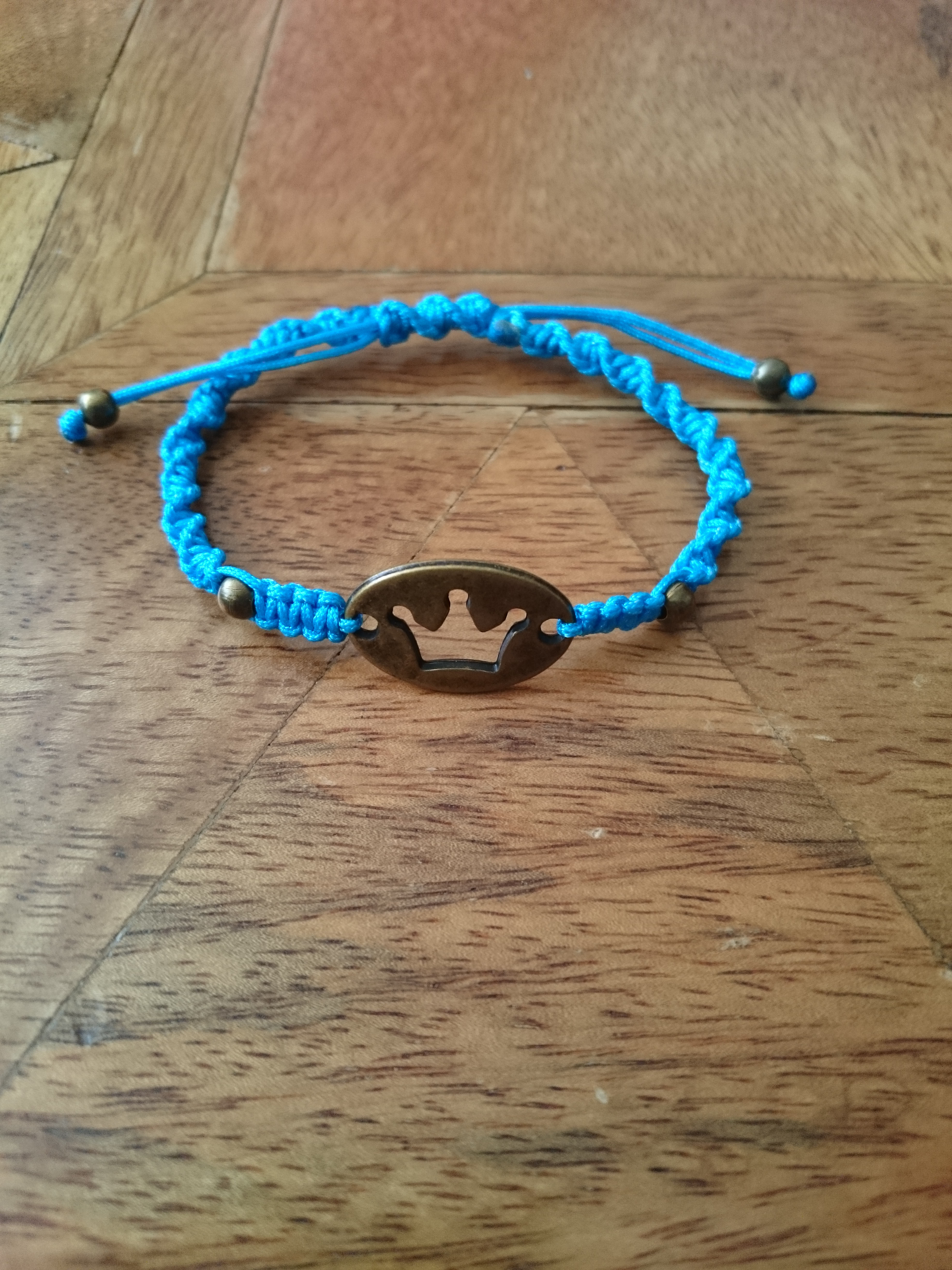 Pulsera de macramé con corona de reina.