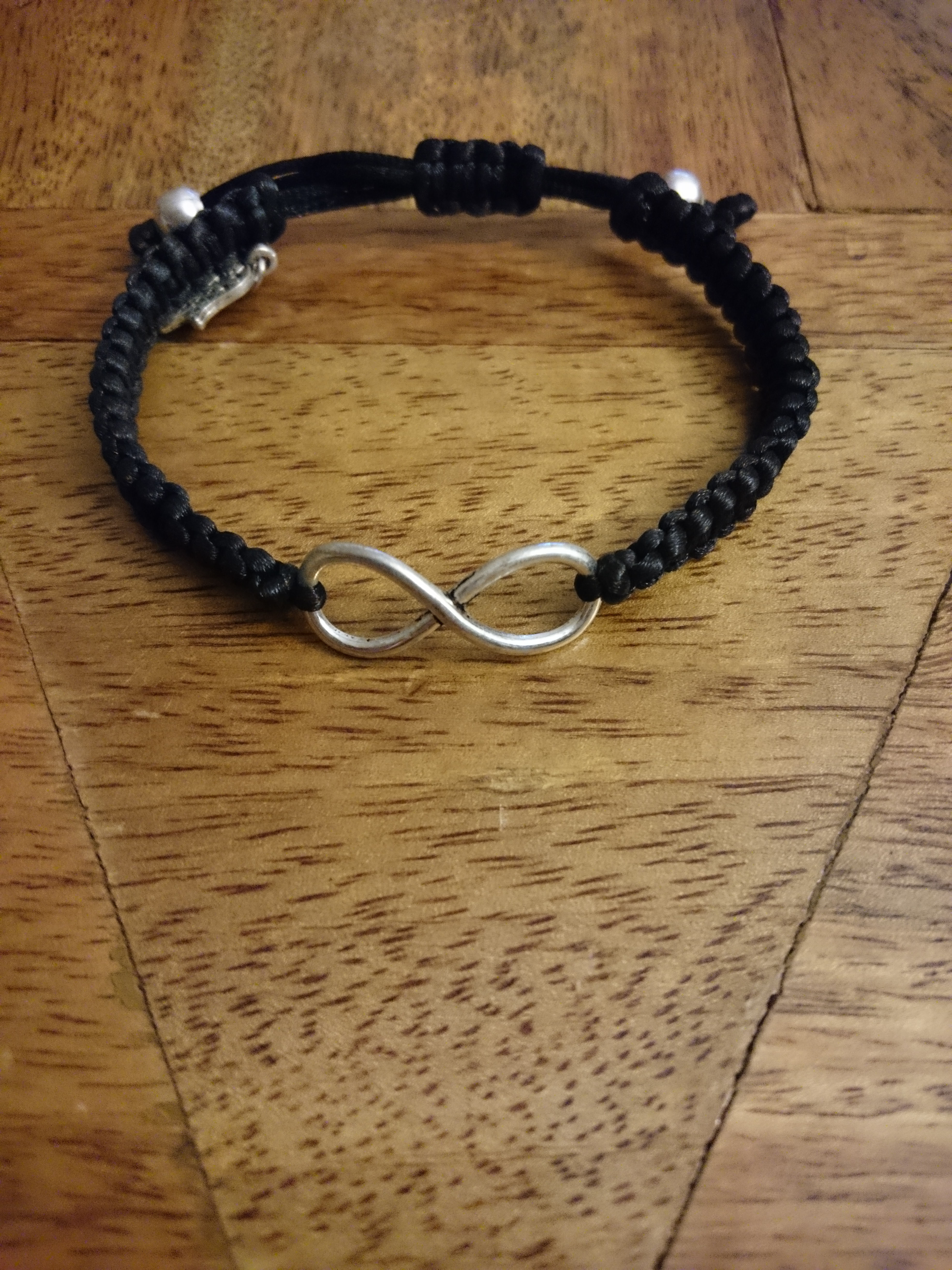 Pulsera de macramé negra con infinito.