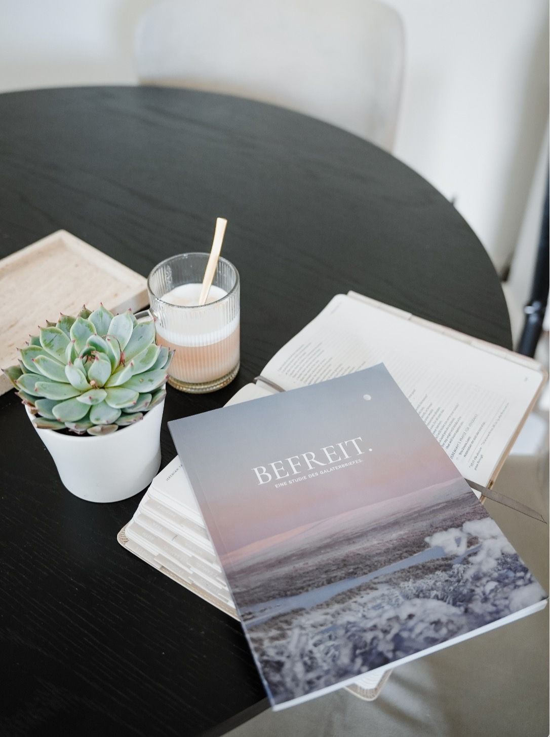 Galaterstudie mit Bibel und Kaffee auf Tisch