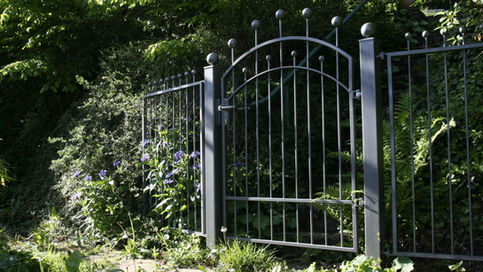 "פִּתְחוּ שְׁעָרִים וְיָבֹא גוֹי צַדִּיק שֹׁמֵר אֱמֻנִים"