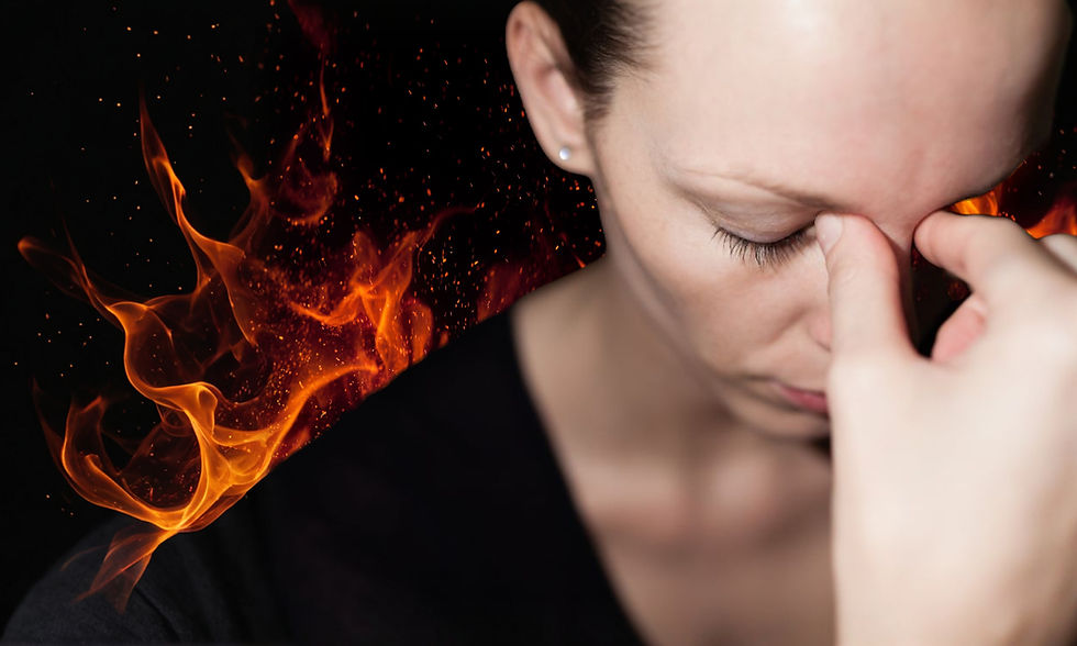 Frau mit Erschöpfung, hinter ihr lodert ein Feuer als Symbol für das Burnout