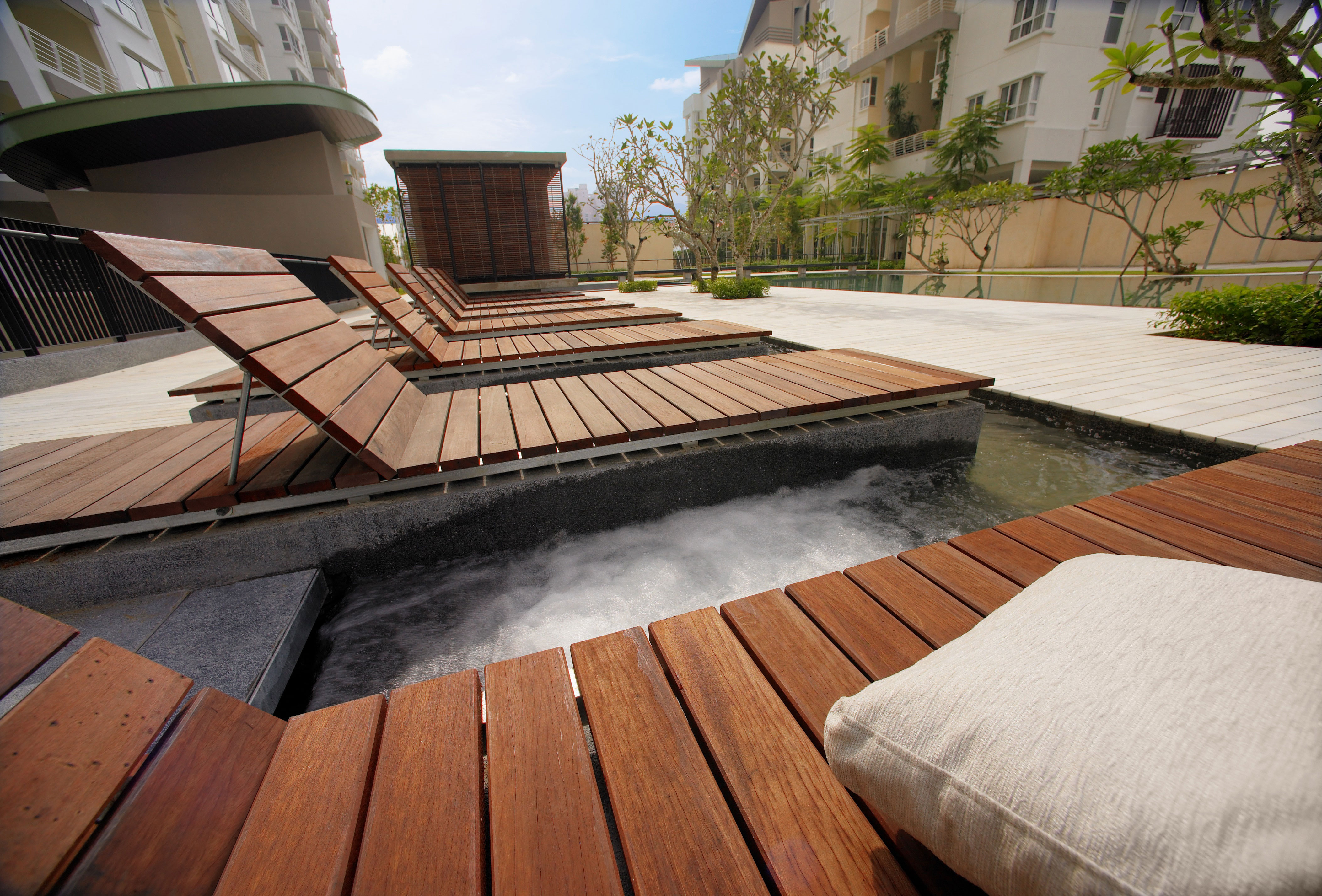 Hijauan Kiara: sun loungers beside the plunge pool