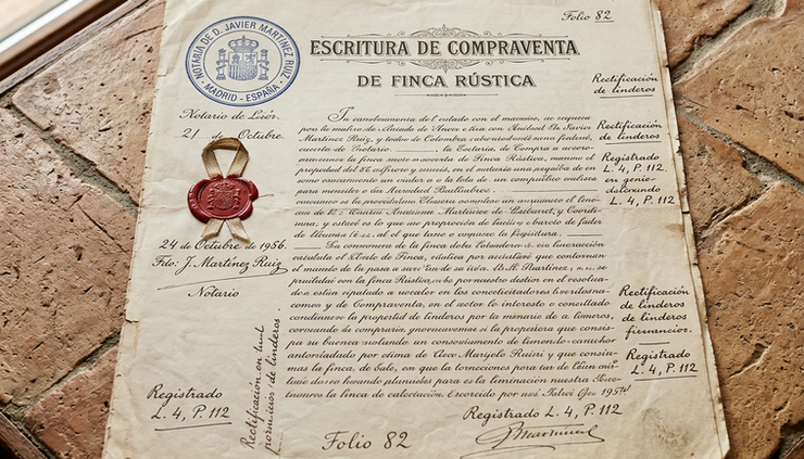 Vista lateral de una hoja con sellos oficiales y anotaciones manuscritas en español