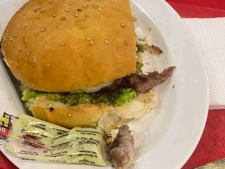 Mujer que comía hamburguesa le salió un dedo humano al cuarto mordisco