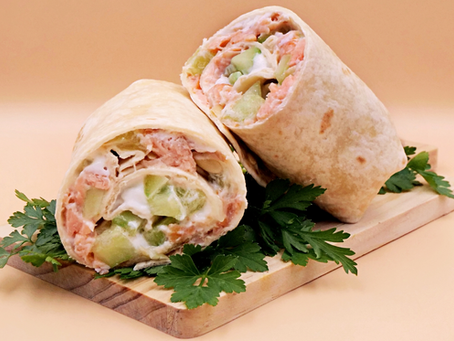 TORTILLA Z WĘDZONYM ŁOSOSIEM, SKYREM I OGÓRKIEM