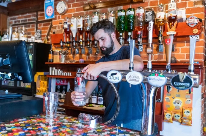 Dan in bar