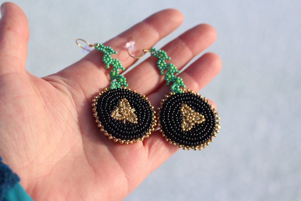 Miniaturbild: Crowberry Earrrings ᐊᔅᒌᒥᓐᐦ aschiiminh
