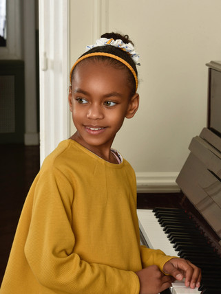 Petite fille avec le pull enfant mixte de couleur moutarde de la marque enfant Cocotte