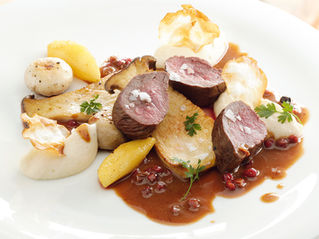 Rehmedaillons mit Selleriepüree, -chips und Pilze