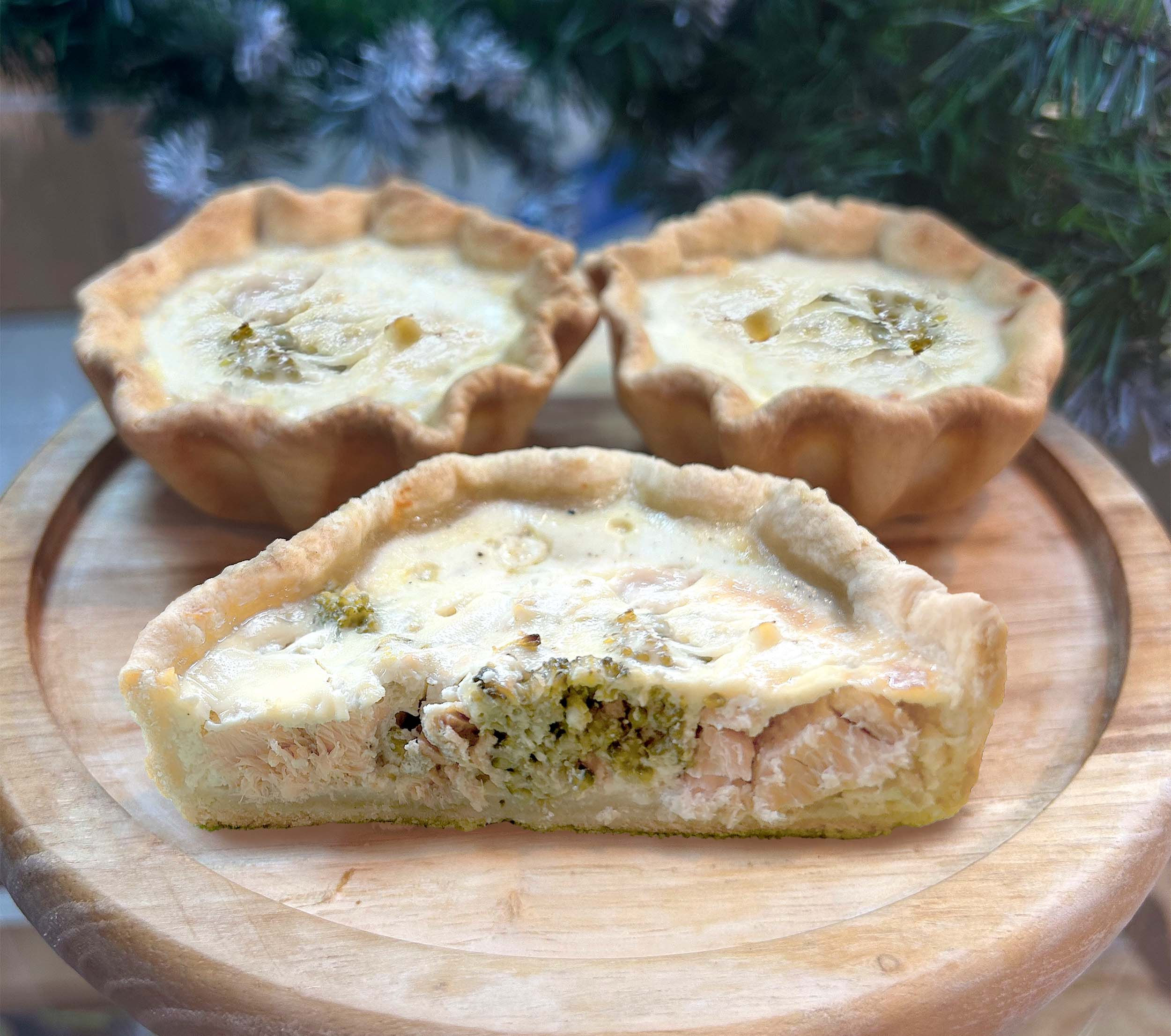 Мини-киш с горбушей, брокколи и сливочным сыром