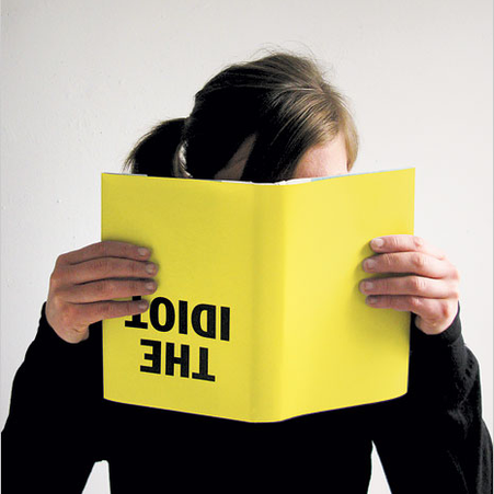 The Idiot dalam Politik: Ketika Kebodohan Menjadi Instrumen Kekuasaan