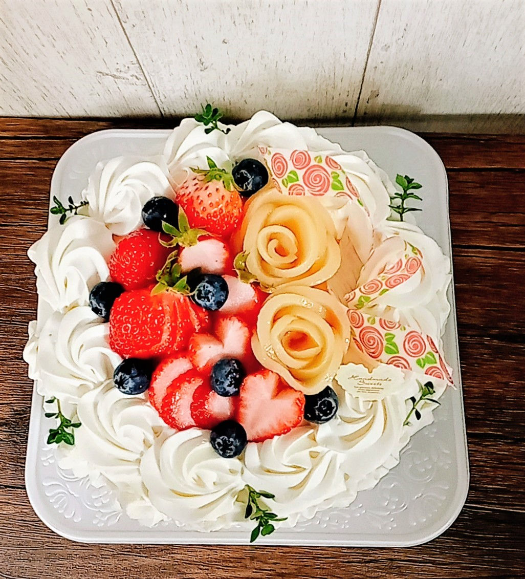 純生クリームケーキ 6号18cm マカロン付きデザイン例 薔薇