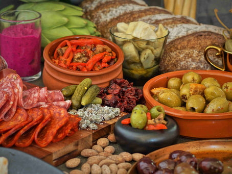 HOW TO PUT TOGETHER THE PERFECT CHARCUTERIE BOARD