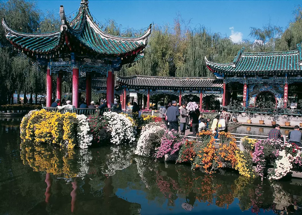 32429-lake-and-architecture-kunming.webp