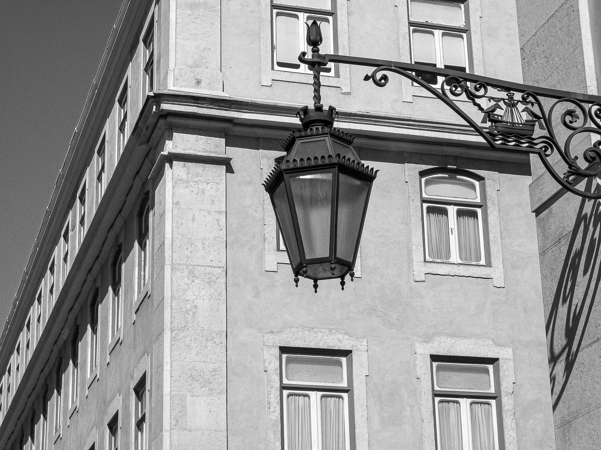 Luminaria e janelas - Lisboa - Portugal