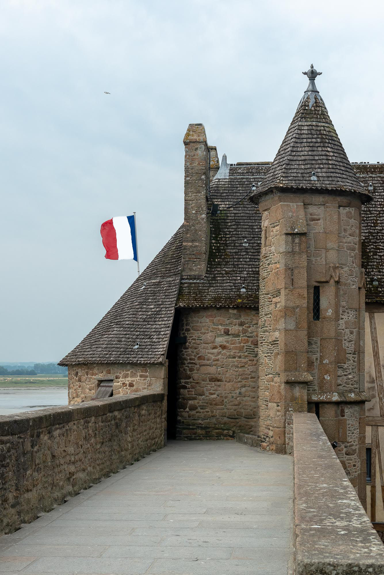 Telhado e Bandeira França - Mont-Saint-Michel