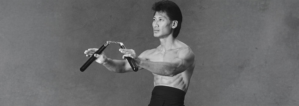 Grossmeister Chow Kok Yeng mit dem Nunchaku