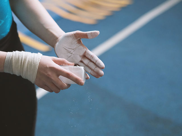 Gimnasta aplicándose tiza