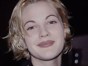 Drew Barrymore Skinny brows 2000s brow trend