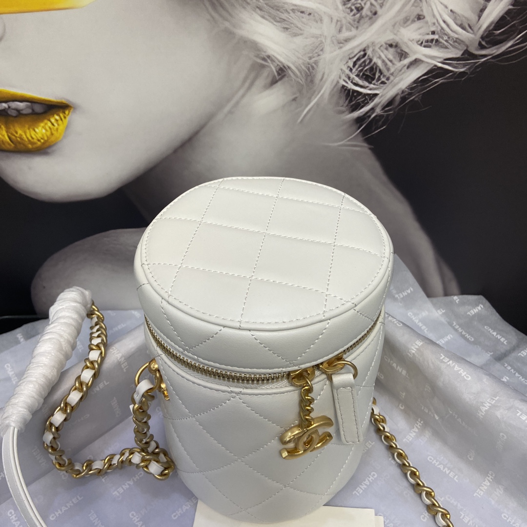 Chanel Small Vanity Case in White Lambskin Paristore