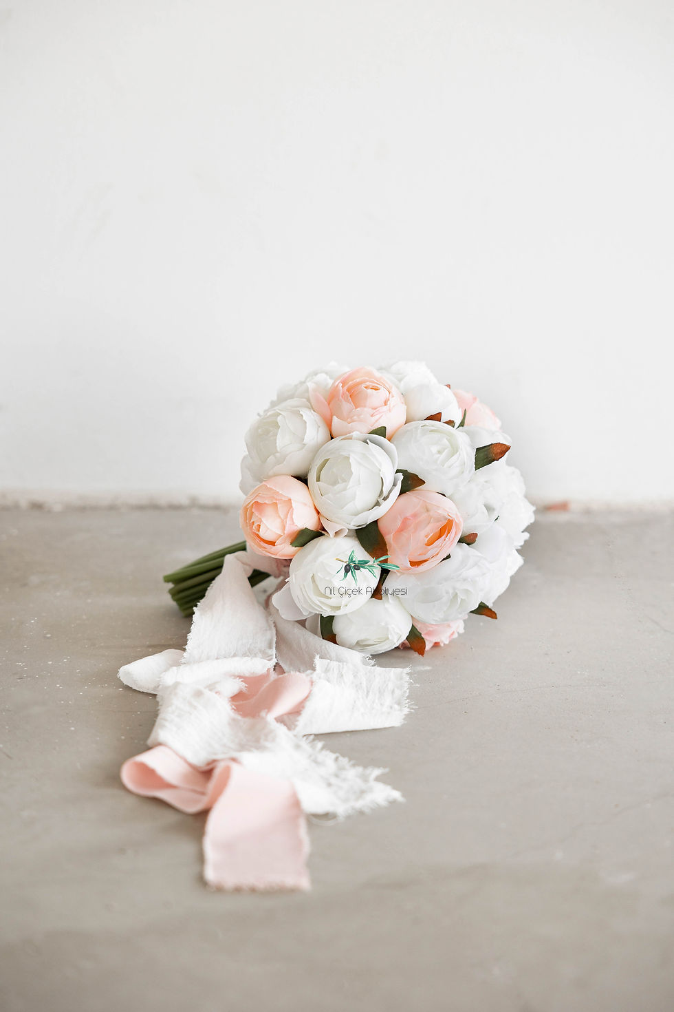 Küçük resim: Pembe Beyaz Şakayık Gelin Buketi