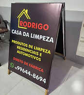 cavalete de madeira com lona de impressão .jpeg