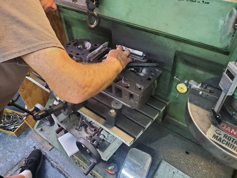 Mechanic precision engine machining work