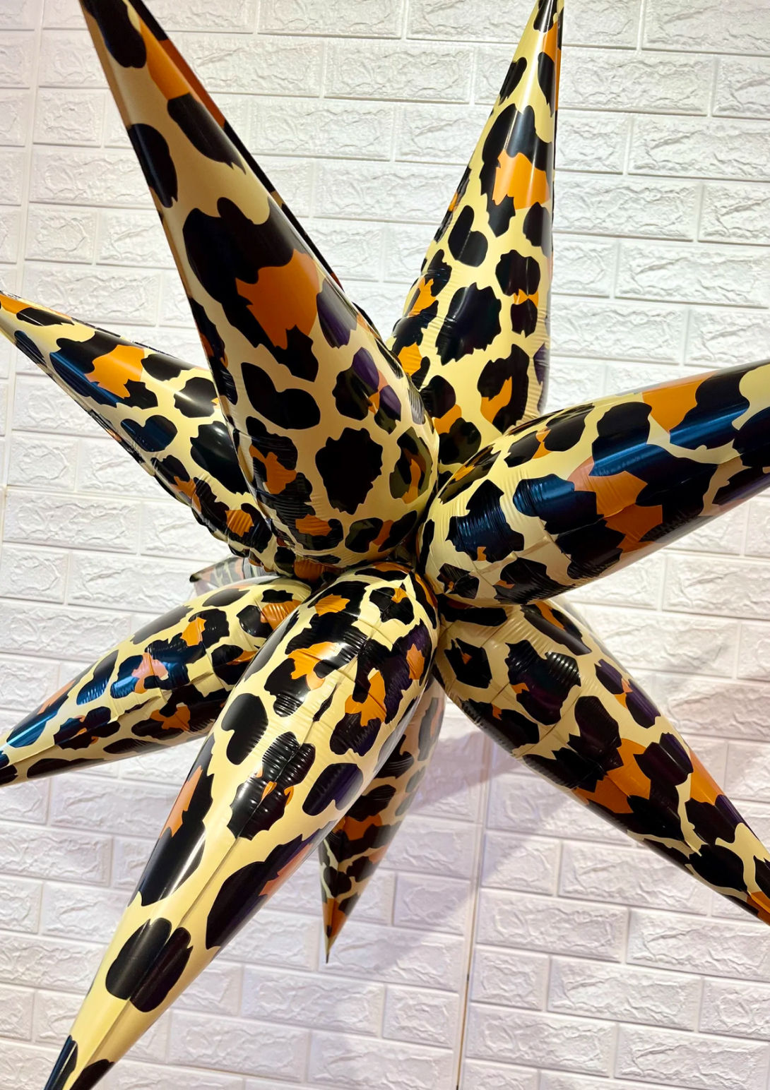 LEOPARD PRONT STARBURST BALLOON 40” 