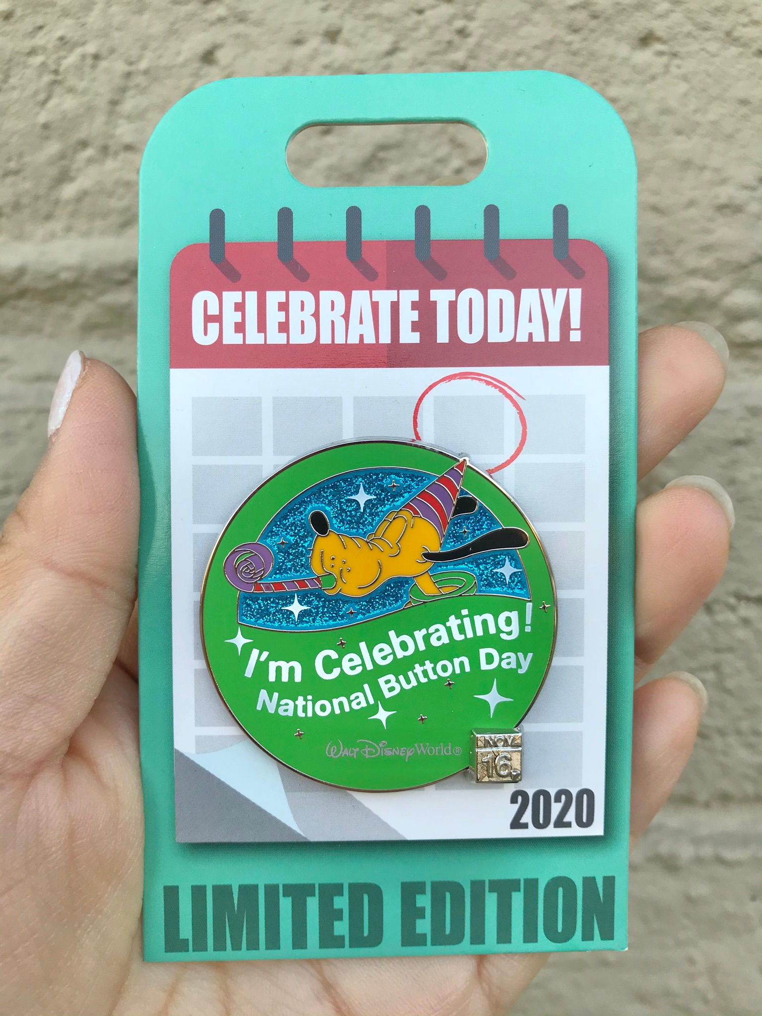 リミテッド　プルートナショナルボタンデーピン