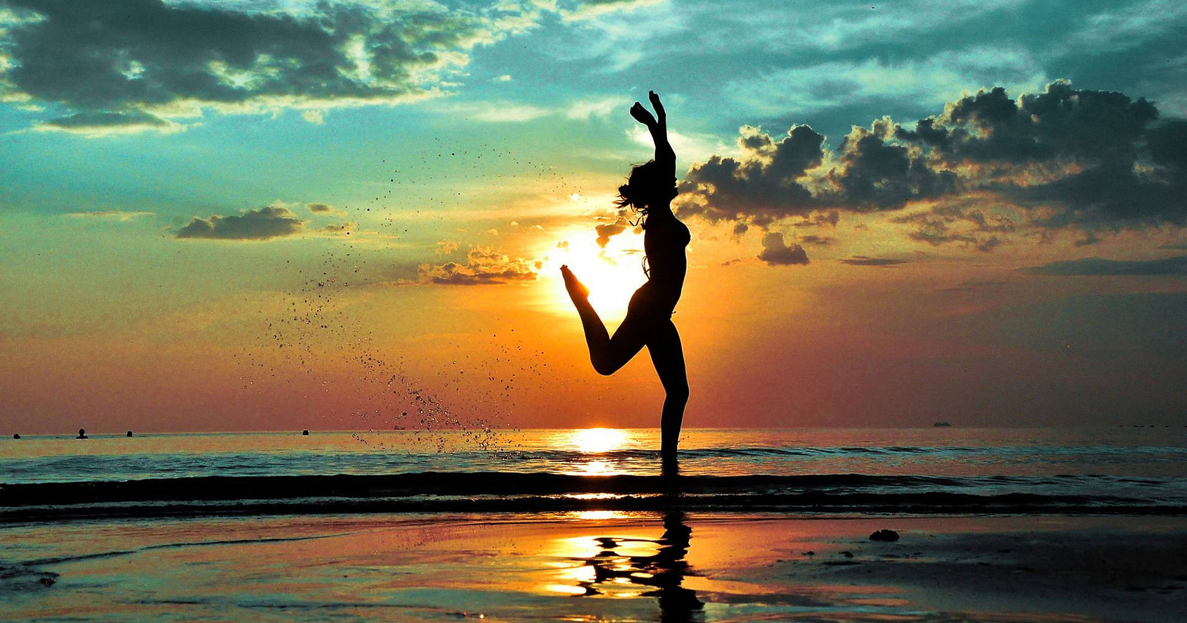 yoga-woman-beach-b4t1us339s6nhddr.jpg