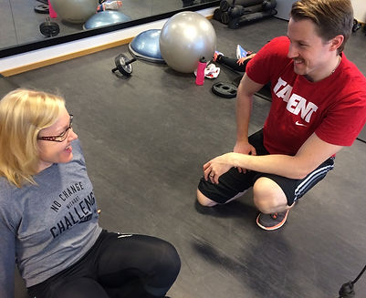 Personal Trainer asiakkaan kanssa.jpg
