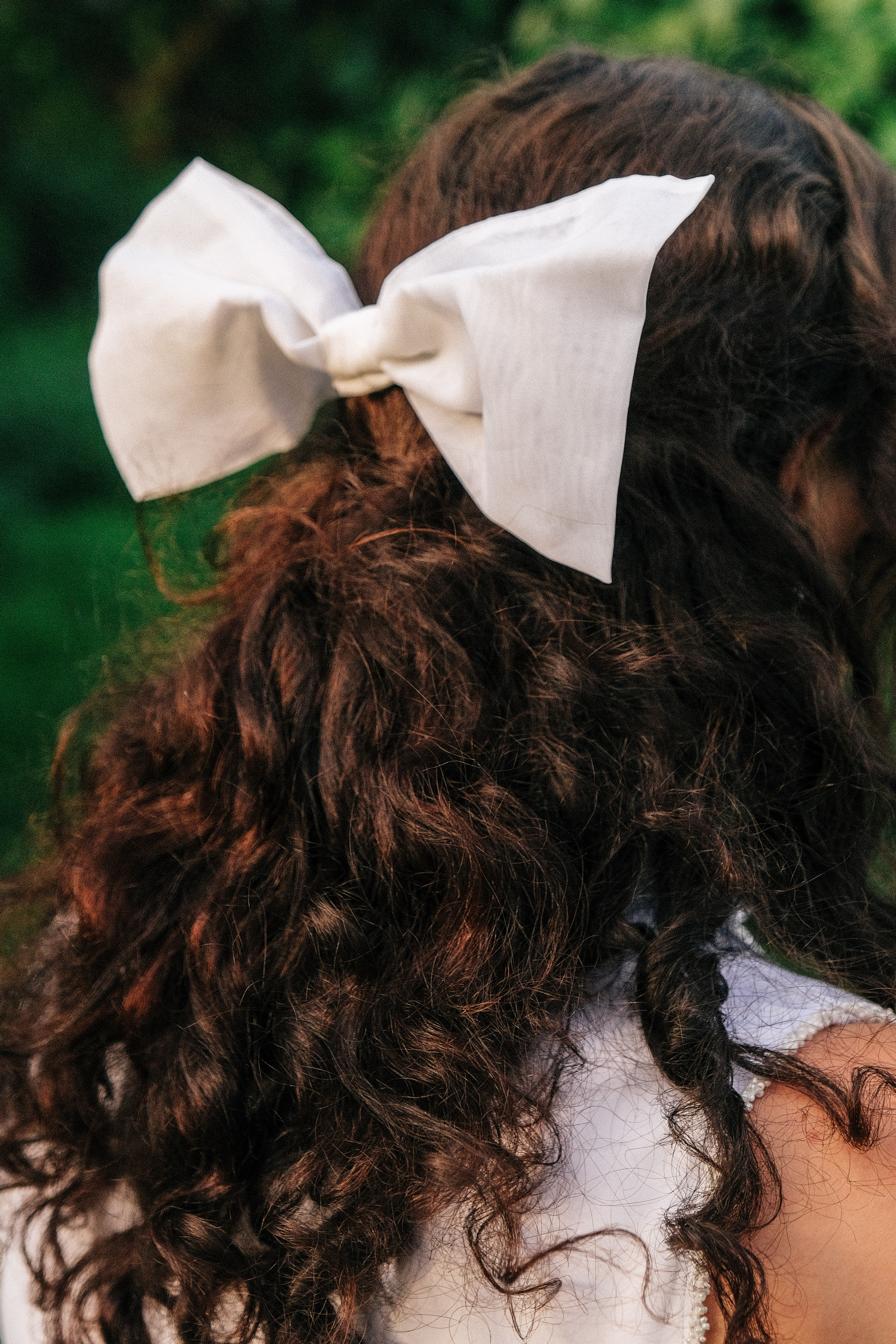 Oversized bow on comb