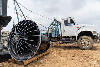 Fotografía industrial de trabajadores instalando tubería de gran escala