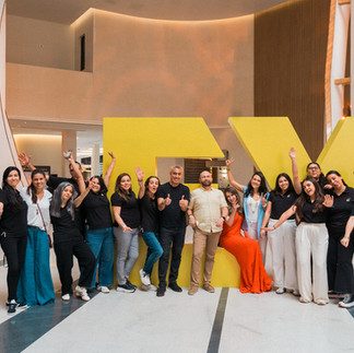 Foto grupal frente al logo del congreso en México – fotografía profesional de congresos y convenciones