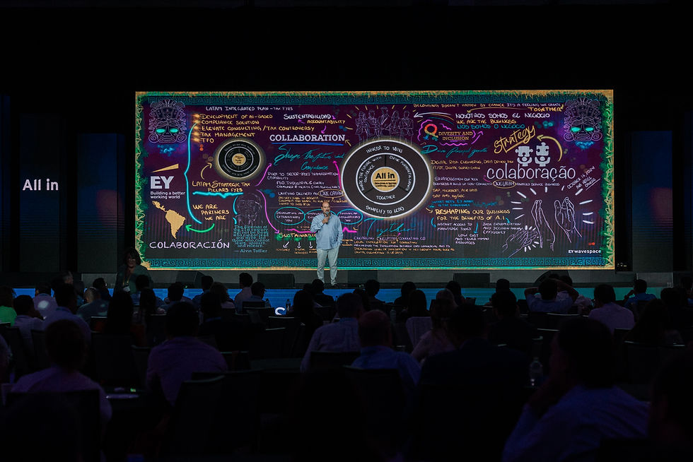 Ponente en escenario con pantalla multimedia durante congreso internacional – fotografía profesional de congresos en México