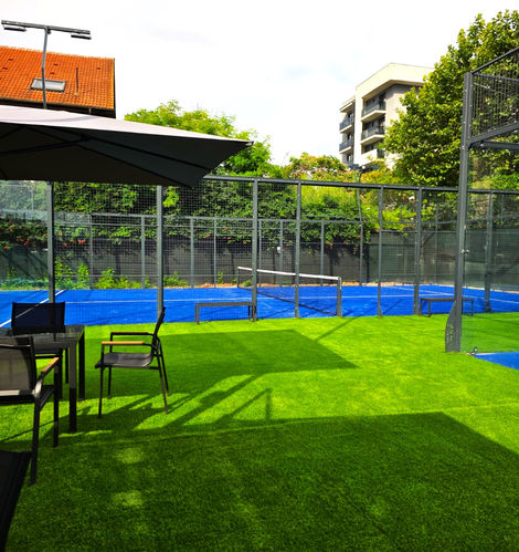 Zona din centrul terenurilor de padel in Bucuresti, Padel Vibe