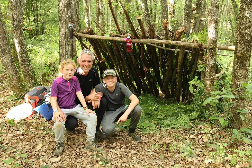 Vue panoramique d’une forêt dense avec un campement de survie
