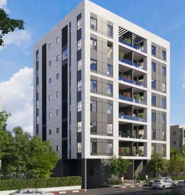 בניין מגורים מודרני, מבט מהרחוב עם חזית זכוכית וכניסה ראשית