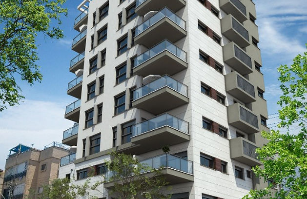 בניין מגורים מודרני, מבט מהרחוב עם חזית זכוכית וכניסה ראשית