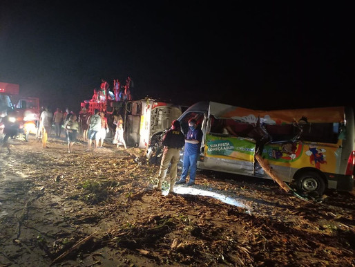 Sobe para 12 nº de mortos em acidente entre ônibus, van e caminhão que transportava eucalipto na BR-