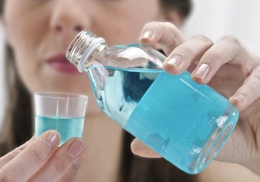 Covid-19: enxaguantes bucais matam coronavírus em 30 segundos em laboratório, indica pesquisa