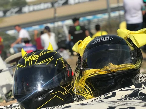CRESTA DE CASCO DE MOTO AMARILLA. CRESTA DE CASCO DE MOTO AMARILLA.
