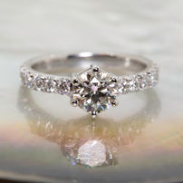 Handcrafted by Daniel Moesker’s in The Hague, fine jewellery