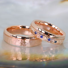 Hand-engraved and handcrafted in Daniel Moesker’s goldsmith atelier in Zoetermeer, these rose gold wedding rings feature sapphires