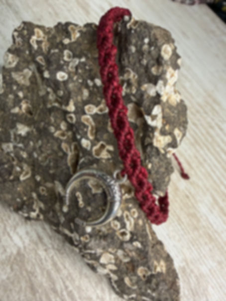 Bracelet rouge de sorcières: macramé et breloque lune