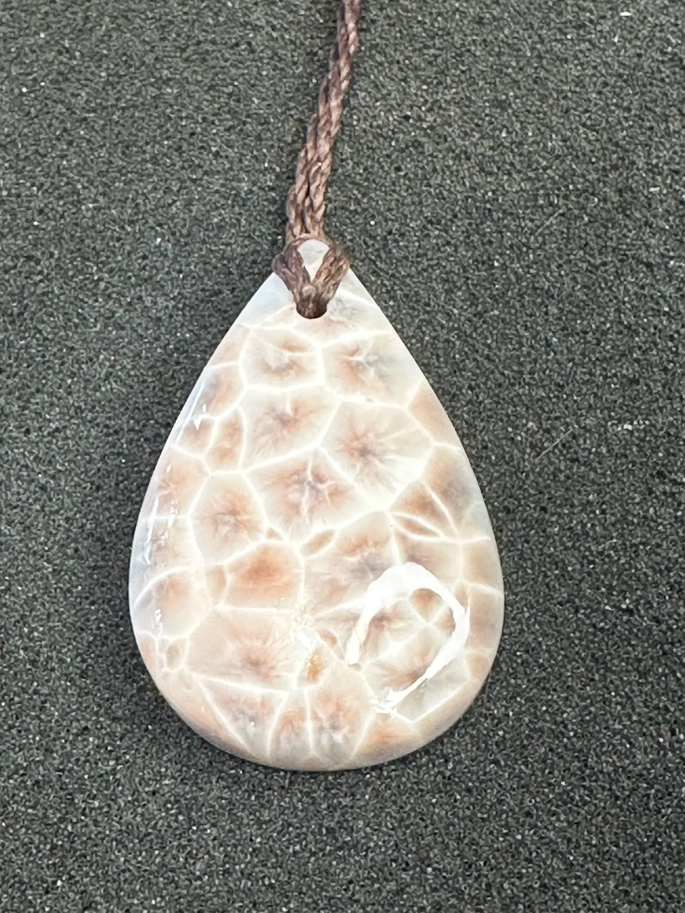 collier pendentif en LARIMAR rose "thomsonite" en forme de goutte, percé et mont