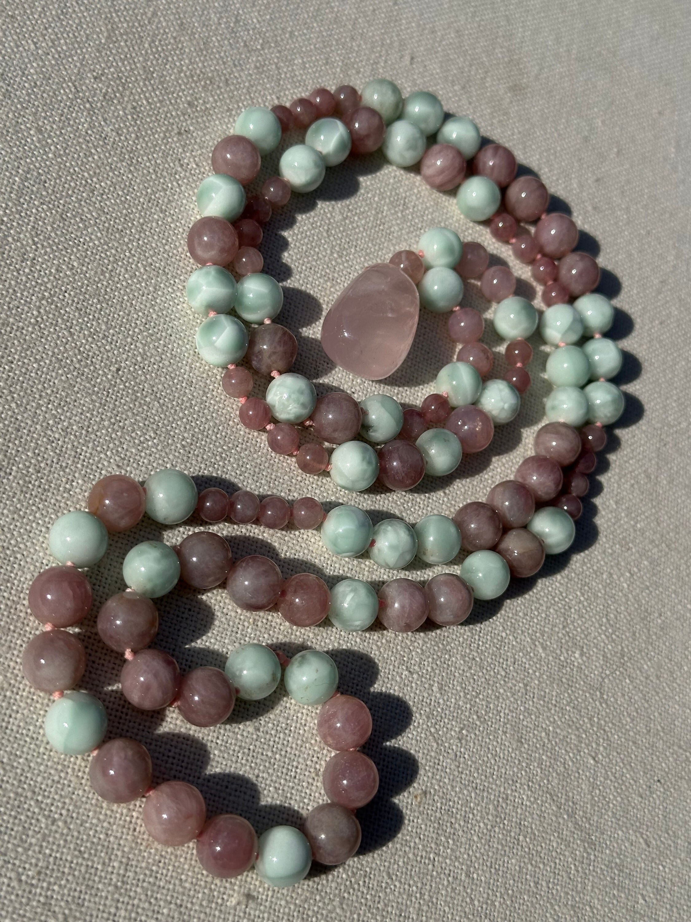 Pierre naturelle quartz Rose et Garniérite. Mala 108 perles nouées