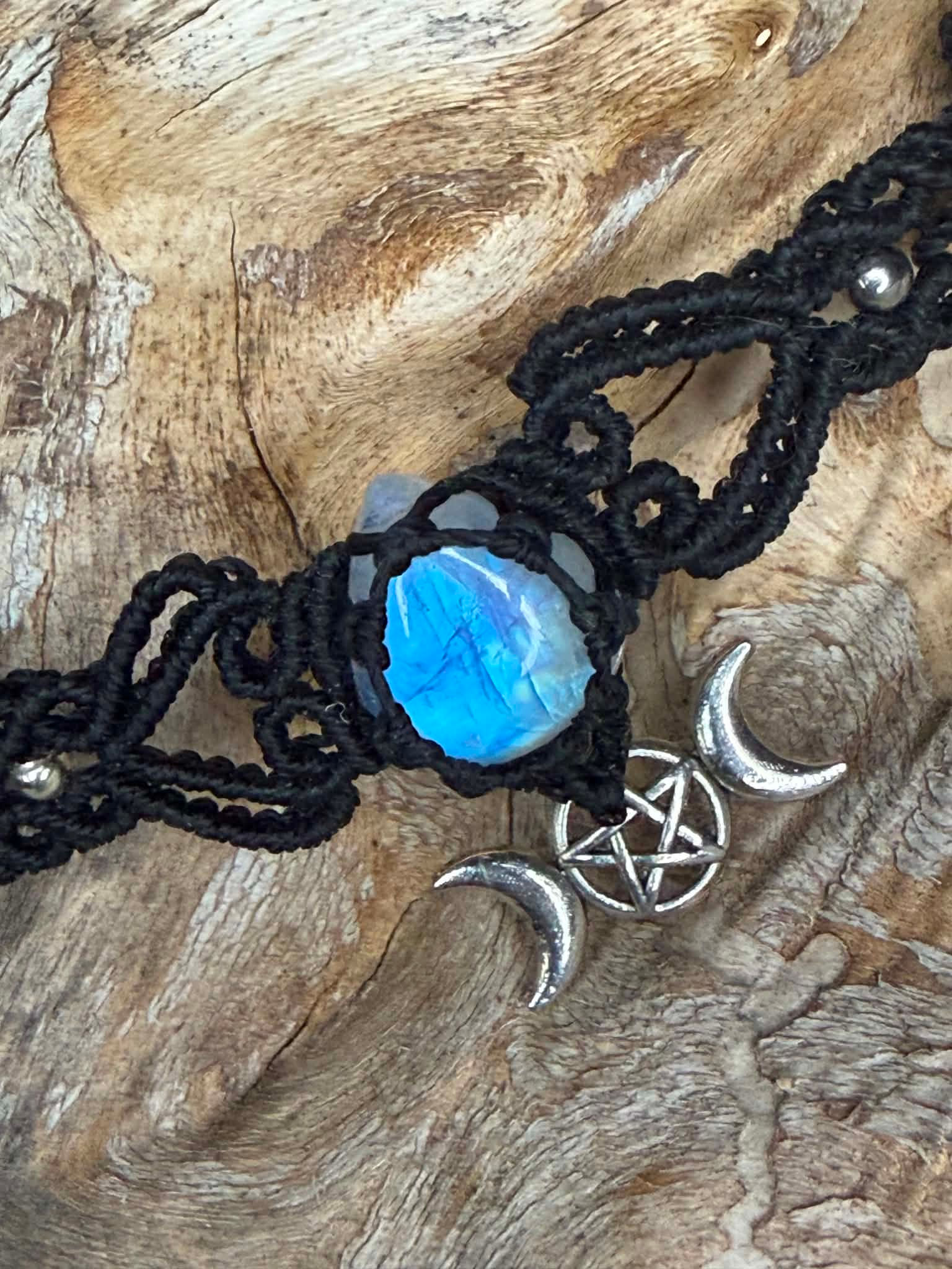 collier ras de cou macramé et goutte Péristérite labradorite blanche 