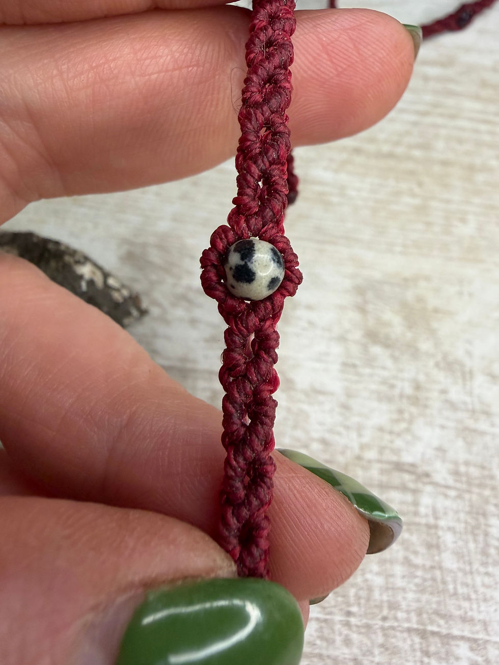 Miniature : Bracelet rouge de sorcières: macramé et jaspe dalmatien