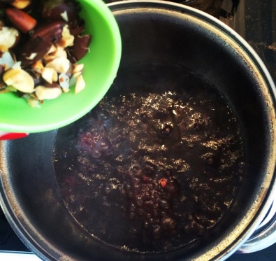 Arroz Negro com Castanha de Baru